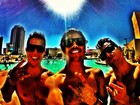 Caio Castro posta foto em festa dentro de piscina