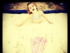 Alessandra Ambrósio posta foto da filha brincando de sereia