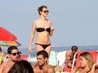 Letícia Birkheuer mostra barriga em forma na praia