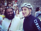 Luciano Huck posta foto com guru indiano no dia de seu aniversário