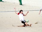 Kayky Brito joga futevôlei em praia carioca