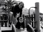 Juliana Silveira brinca com filho em parquinho