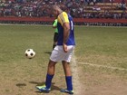 Léo Santana grava clipe vestido de jogador de futebol