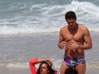 Rômulo Arantes Neto e Izabel Goulart exibem corpos sarados à beira-mar