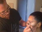 Kim Kardashian posta foto sendo maquiada  