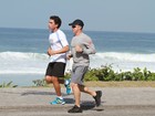 Luciano Huck corre na orla da praia da Barra da Tijuca 