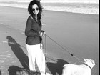 Mariana Rios leva cachorros para conhecer o mar