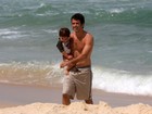 Eriberto Leão se diverte com o filho em dia de praia
