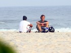 Marcello Novaes curte fim de tarde em praia com amigo