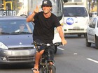 Kayky Brito pedala por entre os carros no Rio de Janeiro