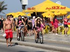 Ingrid Guimarães pedala com o marido e a filha pela orla do Rio