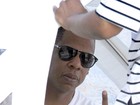 Jay-Z se irrita com fotógrafos em dia de descanso com Beyoncé em iate