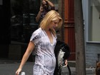 Claire Danes exibe barriguinha de grávida