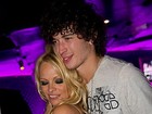 Pamela Anderson é flagrada com namorado 22 anos mais novo