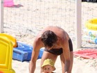 Ex-jogardor Leonardo paparica o filho em dia de praia
