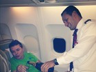 David Brazil posta foto bebendo champanhe em avião