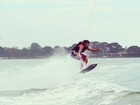 Depois de surfe, Caio Castro aparece fazendo wakeboard em fotos