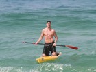 José Loreto mostra seu tanquinho ao praticar stand up paddle em praia