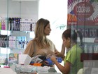 Fernanda Lima dá uma passadinha em farmácia de aeroporto no Rio