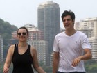 Mateus Solano caminha de mãos dadas com a mulher pelo Rio