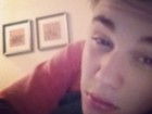 Justin Bieber aparece com fisionomia cansada em foto