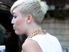 Miley Cyrus dispensa o sutiã e quase mostra demais
