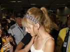 Taylor Swift desembarca no Rio e dá autógrafo para fãs