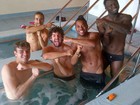 Alexandre Pato e Robinho mostram boa forma em foto na piscina