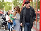 Após boatos de que seria gay, John Travolta aparece com família