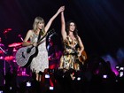 Com vestido brilhoso, Taylor Swift canta com Paula Fernandes no Rio