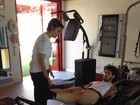 Alexandre Pato mostra coxões em aula de pilates