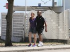 Silas de 'Avenida Brasil' caminha na orla do Rio com a mulher