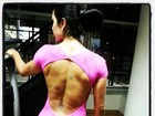Gracyanne Barbosa abusa do decote nas costas para malhar