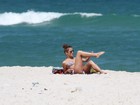 Fernanda de Freitas curte praia sozinha e mostra boa forma