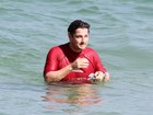 Marcelo Serrado entra de camisa no mar 
