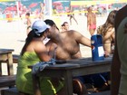 Fabiana Karla beija marido em praia do Rio de Janeiro 