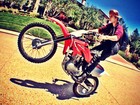 Justin Bieber anda de moto e posta foto radical no Instagram