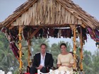 Príncipe William e Kate Middleton são carregados durante visita a ilha