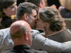 Grazi Massafera e Cauã Reymond se beijam em premiação