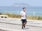 Henri Castelli corre na praia da Barra da Tijuca, no Rio 