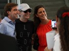 Michel Teló é cercado por fãs em aeroporto carioca