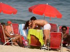 Thiago Martins e Paloma Bernardi namoram em praia do Rio