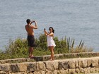 Bárbara Borges vai à praia e tira foto do namorado. E ele, dela