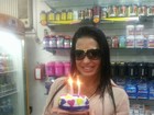 Gracyanne Barbosa ganha bolo de aniversário de suplemento de proteína