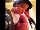 Rihanna usa pingente e meias com a folha da maconha