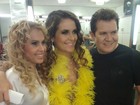 Joelma posa com Claudia Abreu em bastidores de programa