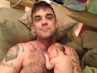'Segundo dia de Teddy no planeta', diz Robbie Williams sobre filha