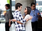 Antonia Morais troca carinhos com o namorado em aeroporto