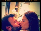 Alessandra Ambrosio comemora aniversário do marido aos beijos
