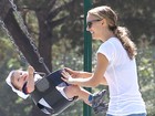De visual novo, Natalie Portman brinca com o filho em parque nos EUA